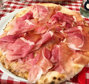 Comer pizza en Milán
