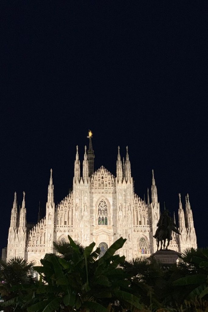 Caminar por Milán de noche